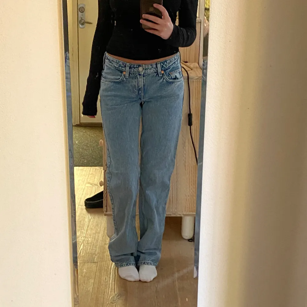 Skitsnygga arrow jeans från weekday som inte längre kommer till användning, lite långa för mig som är 1,65 men inget jag klagar på men därav en slitning längst ner på byxan.💗. Jeans & Byxor.