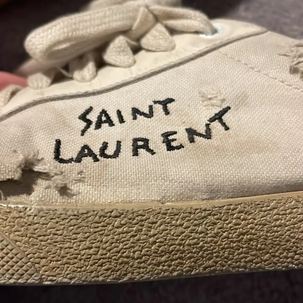 Säljer nu dessa högt efterfrågade saint Laurent skorna. De är i tydligt använt skick men har fortfarande mycket kvar att ge! Storlek 43 passar 0.5 storlek större.  Hör av er om ni har frågor!. Skor.