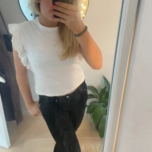 Ribbad topp med volangärmar - Jättesöt ribbad topp från Zara! Använd fåtal gånger, fint skick! Toppen har volangärmar. Den är i storlek 164 men skulle säga att den sitter som en XS. 🤍Hör av dig vid frågor! 