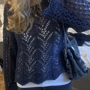 Zara tröja - Säljer dendär super fina tröjan från zara💕 tryck inte på in och köp skriv till mig innan💕