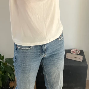 Lågmidjade raka jeans  - Jättefina jeans från Gina Tricot. Jeansen är lågmidjade och i en fin ljusblå färg. De är långa på mig som är ca 160 cm och är i storlek 32💙 Hör av dig vid frågor! 