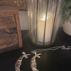 Halsband  - Nytt halsband stor måne ca 8 cm ,nickelfritt 