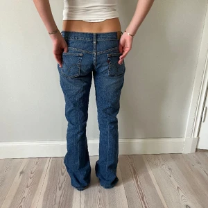 Lågmidjade jeans - Jeans nr: 9  Midjemått(rätt över): 42 Innerbenslängd: 87 Modellen är: 170  Skriv om ni har några frågor💗//Perfectjeans