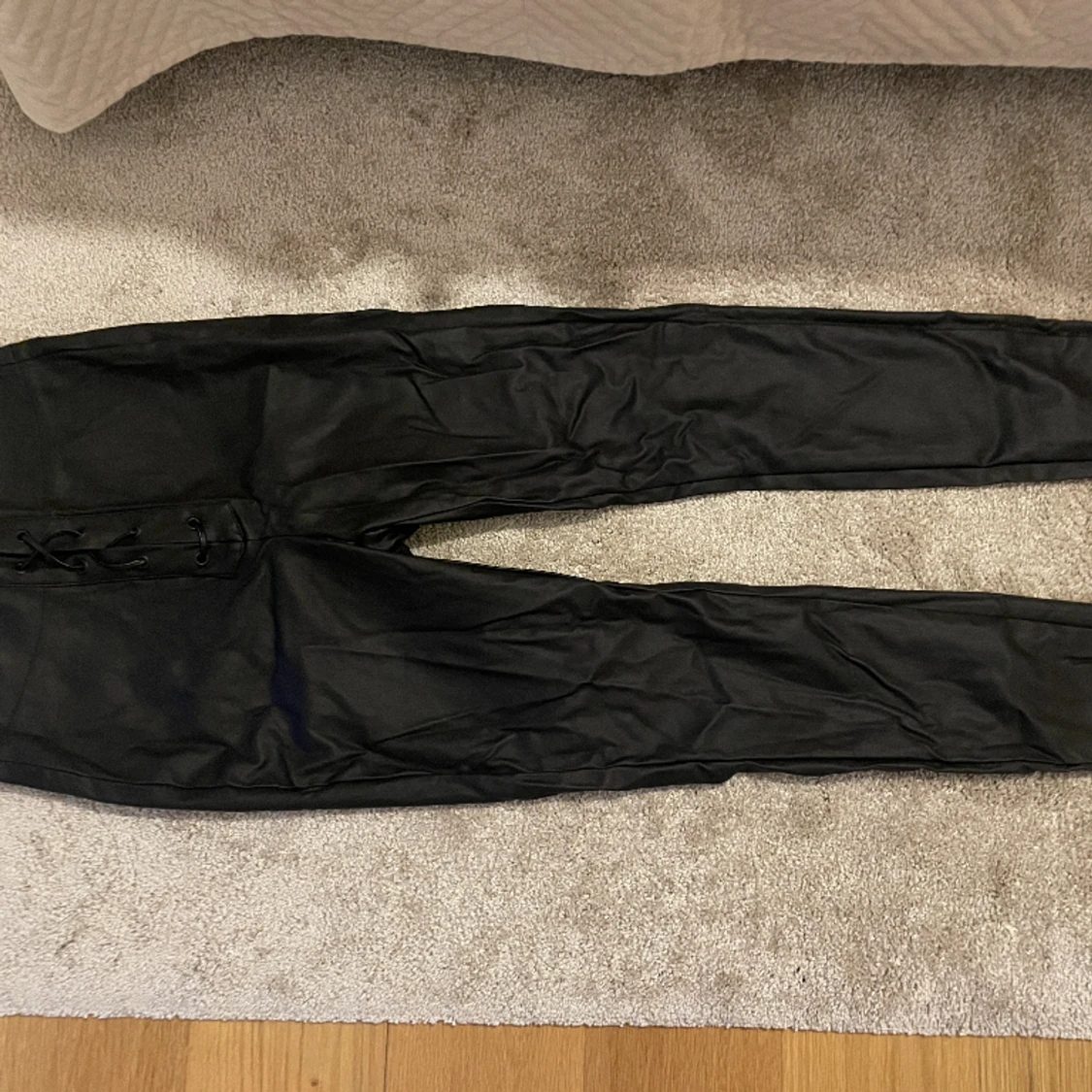 Oanvända nyskick skinnbyxa i svart. Byxa med snörning  - 90