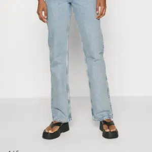 Weekday jeans, färg summer blue, storlek 26/32, low waist, straight leg. Använda fåtal gånger, fint skick. Bra pris vid snabb affär. Köpare betalar frakt eller möts upp i Västerås.
