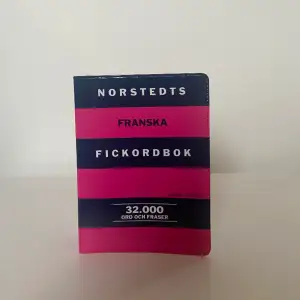 En liten fransk ordbok som får plats i en handväska  