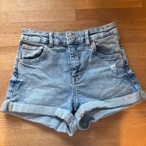 Ljusblåa jeansshorts från Bershka. Storlek 34 men väldigt små i storleken. Midjemåttet är 32 cm och längden 26cm 💙