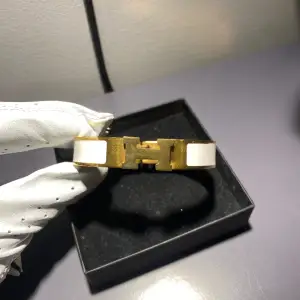 Ett Hermes armband i färgerna guld och vit. Är använt men väldigt försiktigt. Så den är som ny. Säljer för att jag inte använder det längre.  Skriv för frågor och funderingar!