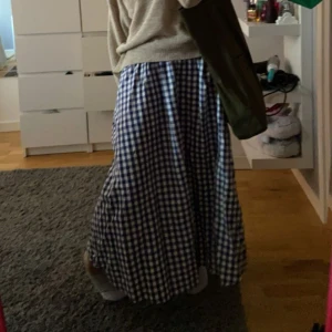 Kjol - Lång rutig maxikjol från Zara. Strl XS. Har två stora fickor på sidorna. 