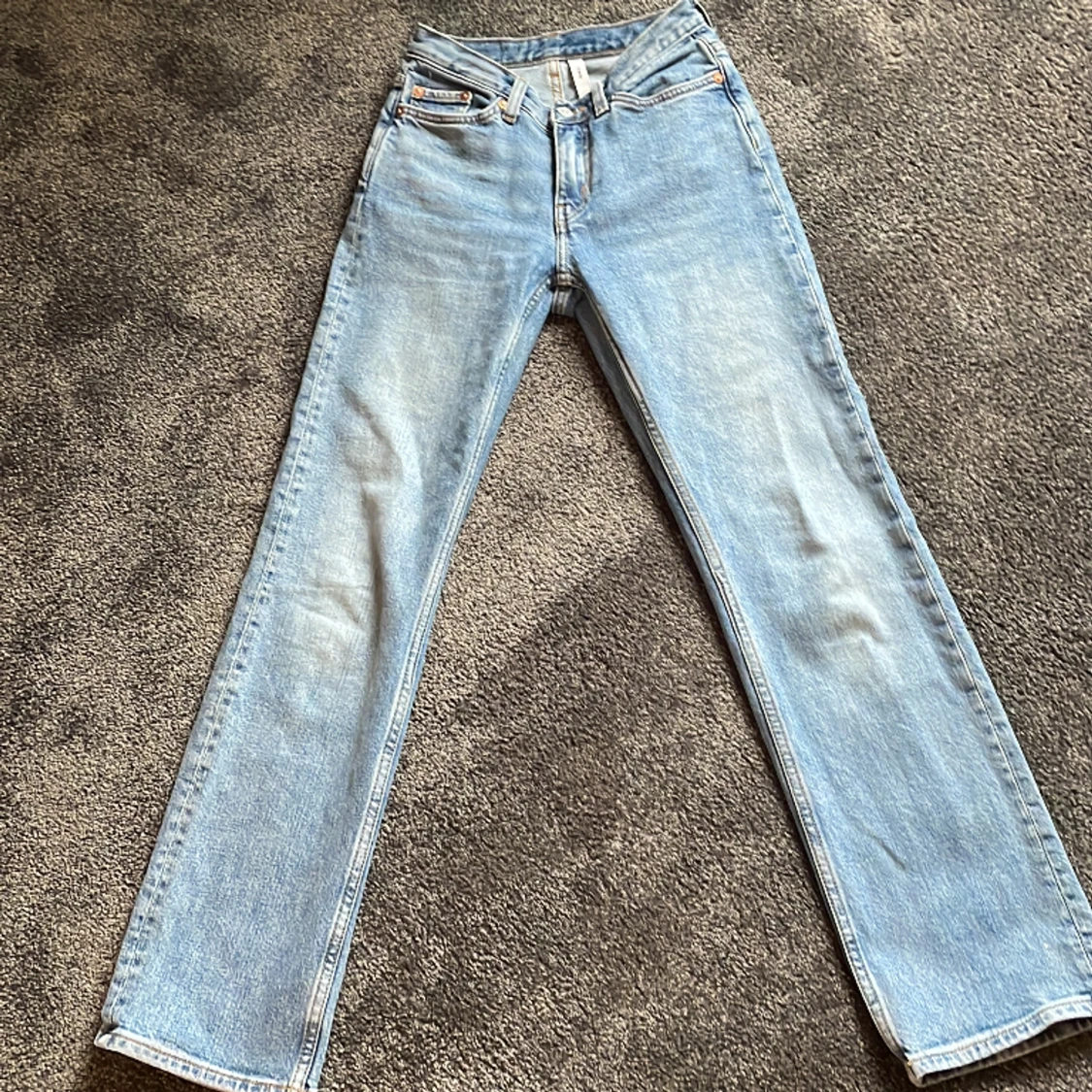 Låg- mid Rise jeans från weekday  - 90