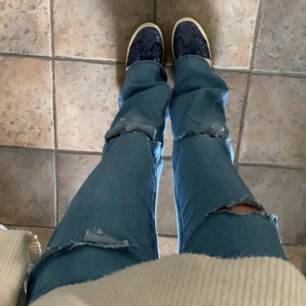 Supersnygga håliga jeans, skulle säga att de är i storlek S och superstretchiga, även justerbar midja! Jag är 161, har vanligtvis 32 eller 34 i jeans💕. Jeans & Byxor.