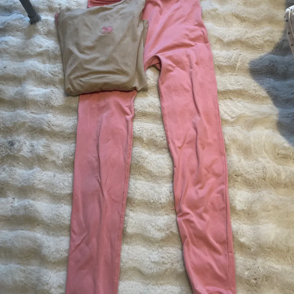 150/160,lager 157,rosa byxor,rosa och Beige tröja,varma. Övrigt.