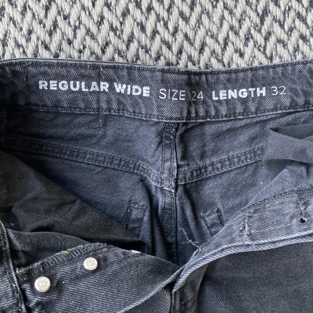 Regular Wide Bik Bok, storlek 24/32. Svarta/mörkgråa. Gylf:knappar. Använda men i fint skick 🖤. Jeans & Byxor.
