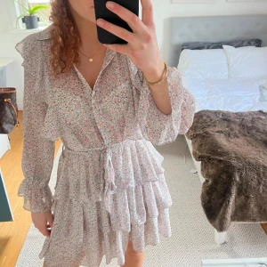 Blommig klänning - En super fin blommig klänning från vintage dressing i super bra skick! 🩷