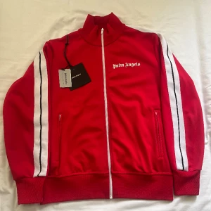 Palm angels tröja - Hej säljer min nu min Palm angels tröja då jag bytt lite stil och den kommer inte till användning. Tröjan är i jätte fina skick och har inga hål eller fläckar. Den är köpt för 4000kr på Farfetch säljer för 2000kr och är i size L. Tag med följer. 