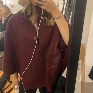 Poncho  - Säljer denna super fina röda kappan/ponchon då den inte kommer till användning, fint skick! 