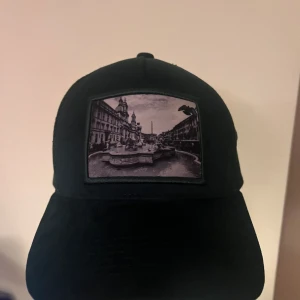 Keps-mörkgrön  - Helt ny aldrig använd. Riktigt snygg mörkgrön keps från Gårda i ett nice material. Tveka inte på att skriva om du har några frågor eller funderingar 