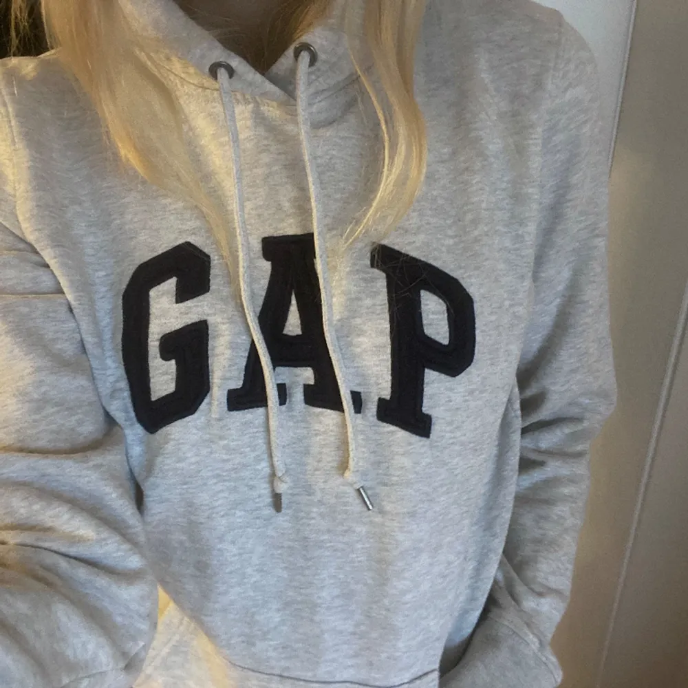 En gap hoodie som inte kommer till användning🤍. Hoodies.