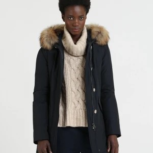 Woolrich parka jacka - Vinterjacka, använd en vinter Nypris: 8600kr  Pris kan diskuteras vid snabba köp  Jätte litet hål under armen men den syns inte