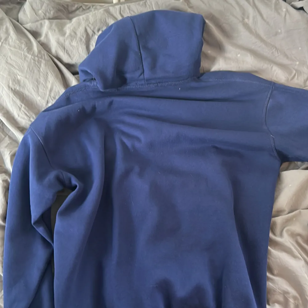 En blå snygg hoodie från Zara. Använd fåtal gånger. Säljer då jag har fler. Hoodies.