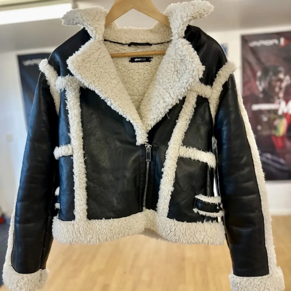 cami sherling jacket  cami sherling jacket från GinaTricot. Storlek: XS Använd 1 gång. Nypris: 899kr. Jackor.