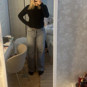 Gråa jeans  - Gråa jeans med mellanhög midja (under naveln) strl 36 