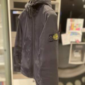 Stone island jacka storlek 150cm/12-14 år svart färg 