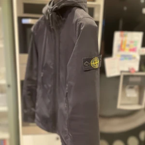 Stone island Jacka  - Stone island jacka storlek 150cm/12-14 år svart färg 