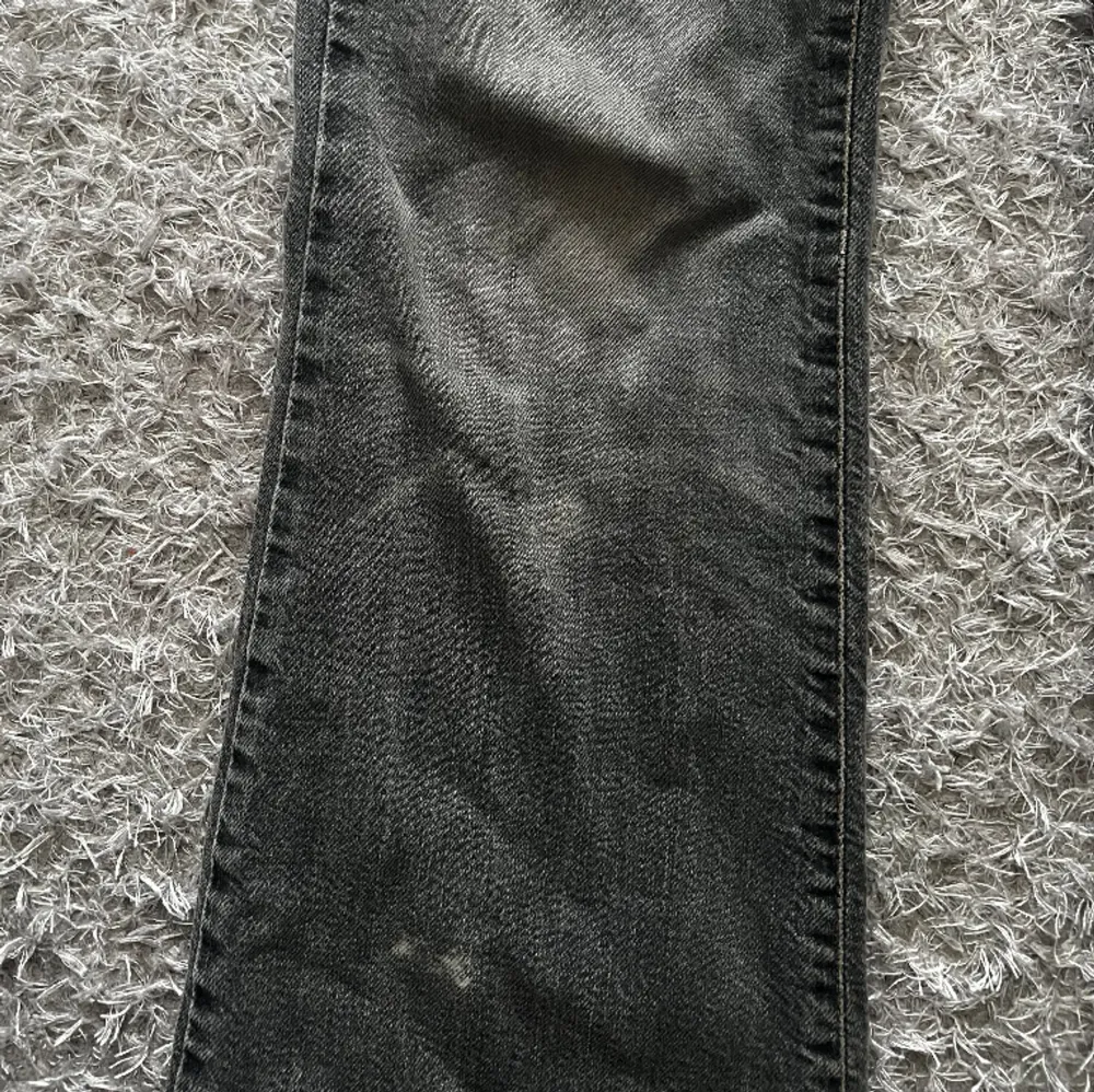 Jätte snygga mörkgrå bootcut jeans från Levi’s! Säljer då dom är för stora för mig! Köpte på en secondhandbutik i Paris för 2 höstar sen men dom har dock ett par fläckar på det högra benet (bild 3), men inget som syns när de är på! Kp för fler bilder. Jeans & Byxor.