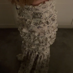 Sommarklänning  - Supersöt och eftertraktad sommarklänning som är slutsåld från Bohoo 💗 Passar perfekt till midsommar eller student🥰 Fel i storlek för mig! Helt oanvänd med prislapp kvar i strl 36💕 Pris kan diskuteras 💛