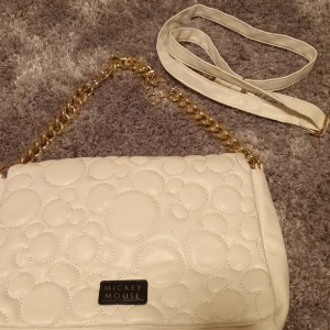 Handväska - Super fin handväska/axelbandsväska, aldrig anväd och den har inga defekter! Skriv om du har några funderingar🫶🏻man kan ta av det långa bandet om man vill. väskan är ganska så stor sö man får plats med mycket i den.