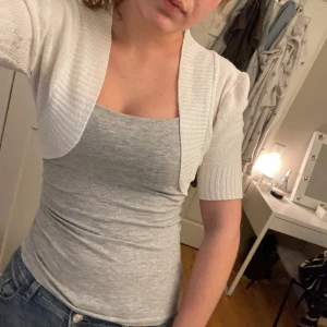 Bolero - Säljer denna supersnygga boleron i strolek M den har defekter men inget som man tänker på, jättefin på☺️