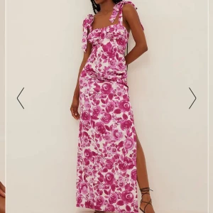 Klänning nyskick  - Helt oanvänd klänning i storlek 36, slutsåld på hemsidan 🦋 hör av er vid intresse eller funderingar 💛