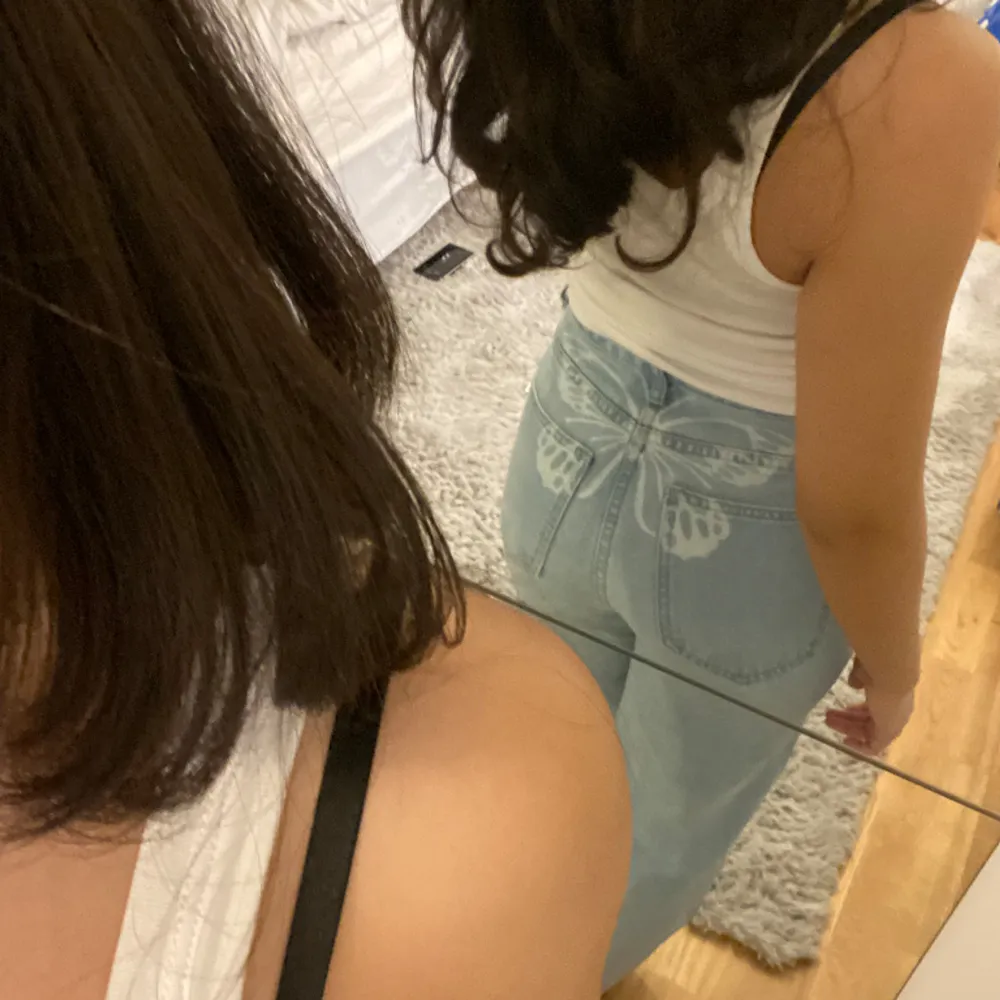 Ett par ljusblå jeans med en fjärlis detalj baktill. Högmidjade med raka ben som även sitte bra runt midjan, glappar ej. 173cm i innebenslängd. Vet ej från vilket märke. Säljes i bra skick utan några slitage eller fläckar. Jeans & Byxor.