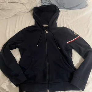 Moncler zip hoodie -  Skicket är helt okej, finns ett litet hål på högra ärmen. Den är köpt från garmsmarket (finns bevis på äkthet) 