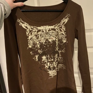Tröja från Emmiol - Oanvänd tröja med tryck. Köptes för någon månad sedan för runt 200 kr