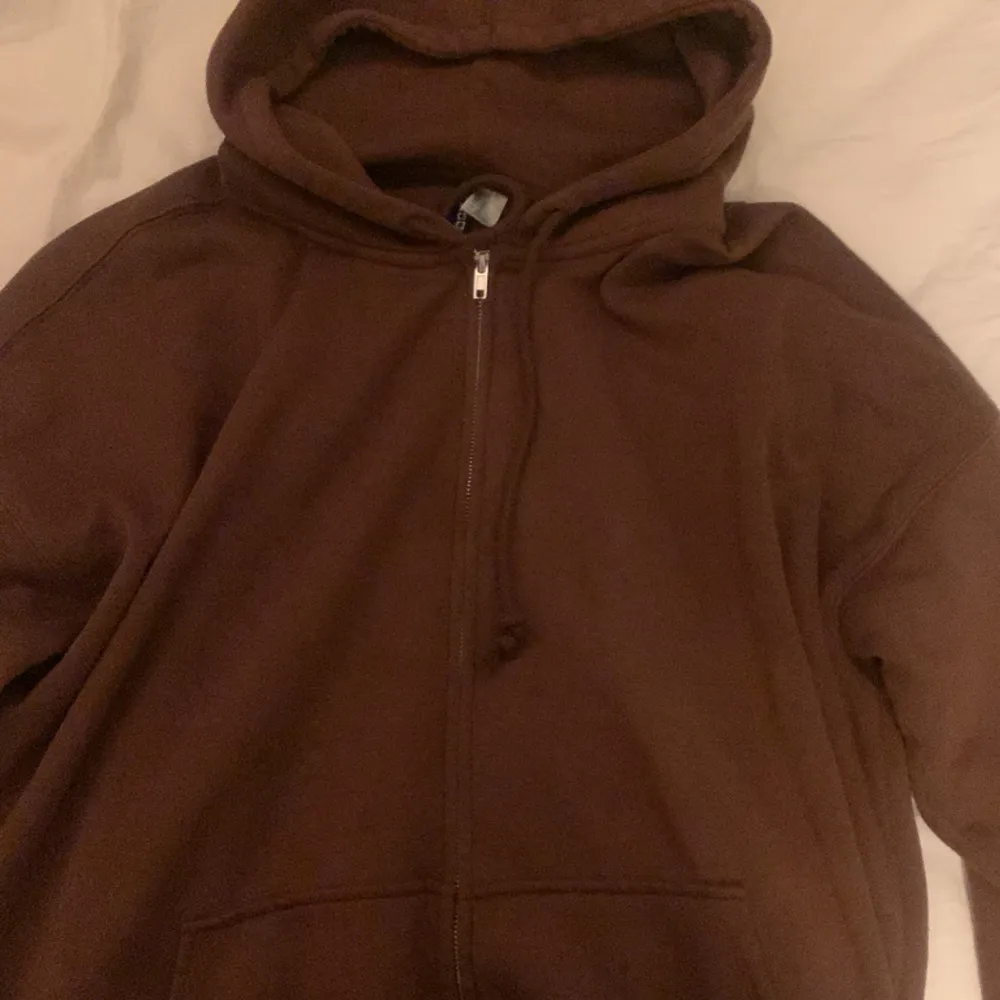 Brun zip hoodie från H&M, oversized och mysig! Knappt använd, pris går att diskuteras. Hoodies.