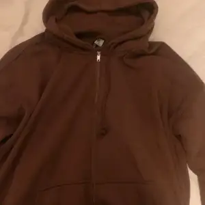 Brun zip hoodie från H&M, oversized och mysig! Knappt använd, pris går att diskuteras