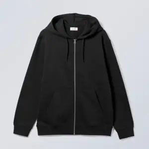 Säljer en zip hoodie från Weekday i storlek S. Bra skick men är lika skrynklig på bilden (bara å stryka). Hör av er vid frågor eller funderingar.