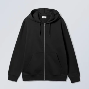 Zip Hoodie - Säljer en zip hoodie från Weekday i storlek S. Bra skick men är lika skrynklig på bilden (bara å stryka). Hör av er vid frågor eller funderingar.