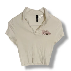 I dont do boyfriends tröja - En t-shirt/skjorta ifrån HM x Sex education, den är i bra skick. Hör gärna av dig om du har frågor, prisförslag osv🩷