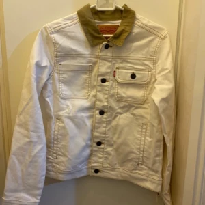 Levi’s unisex jeansjacka  - Har använd 1-2 gånger, ser helt ny ut och har inga skavanker.   Size 14A/164   Chatta till mig för mer info❗️ 