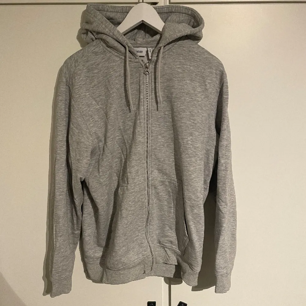 Säljer en zip hoodie från Weekday i storlek S. Bra skick men är lika skrynklig på bilden (bara å stryka). Hör av er vid frågor eller funderingar. . Hoodies.