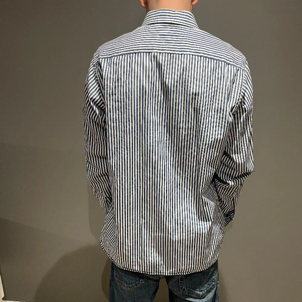 Säljer en fin Tommy Hilfiger skjorta i vit och blått. Storlek M. Han på bilden är 183. Inga defekter på skjortan så i princip nyskick. Nypris runt 700, säljer för 329kr. Priser kan diskuteras vid snabb affär!. Skjortor.