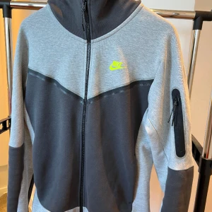 Nike tech fleece strl S - Nike tech i nyskick och endast använd 5-6 ggr! Nypris 1350:-kr ! Hör av dig ifall det finns frågor!