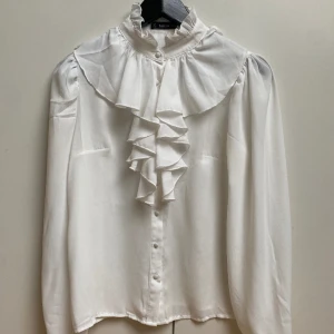 Vit blus, stl XS - Jättefin vit blus som endast är använd fåtal gånger.