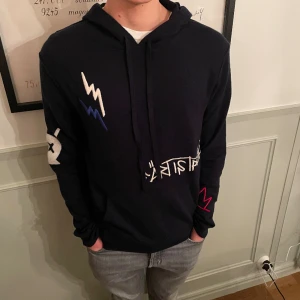 Zadig & Voltaire  - Tja, säljer en sprillans ny Zadig & Voltaire kashmirhoodie | Storlek M | Nypris 4400kr | allt og meföljer | Modellen är 185 | Skriv gärna pm för fler bilder eller frågor!🇫🇷🐑