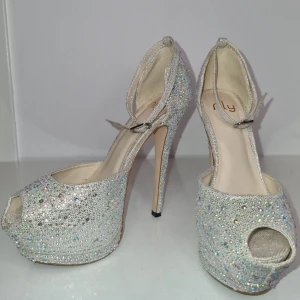 Platåsandaler med strass i silver  - Platåsandaler med strass i silver från Nelly st. 36 klackhöjd 14 cm