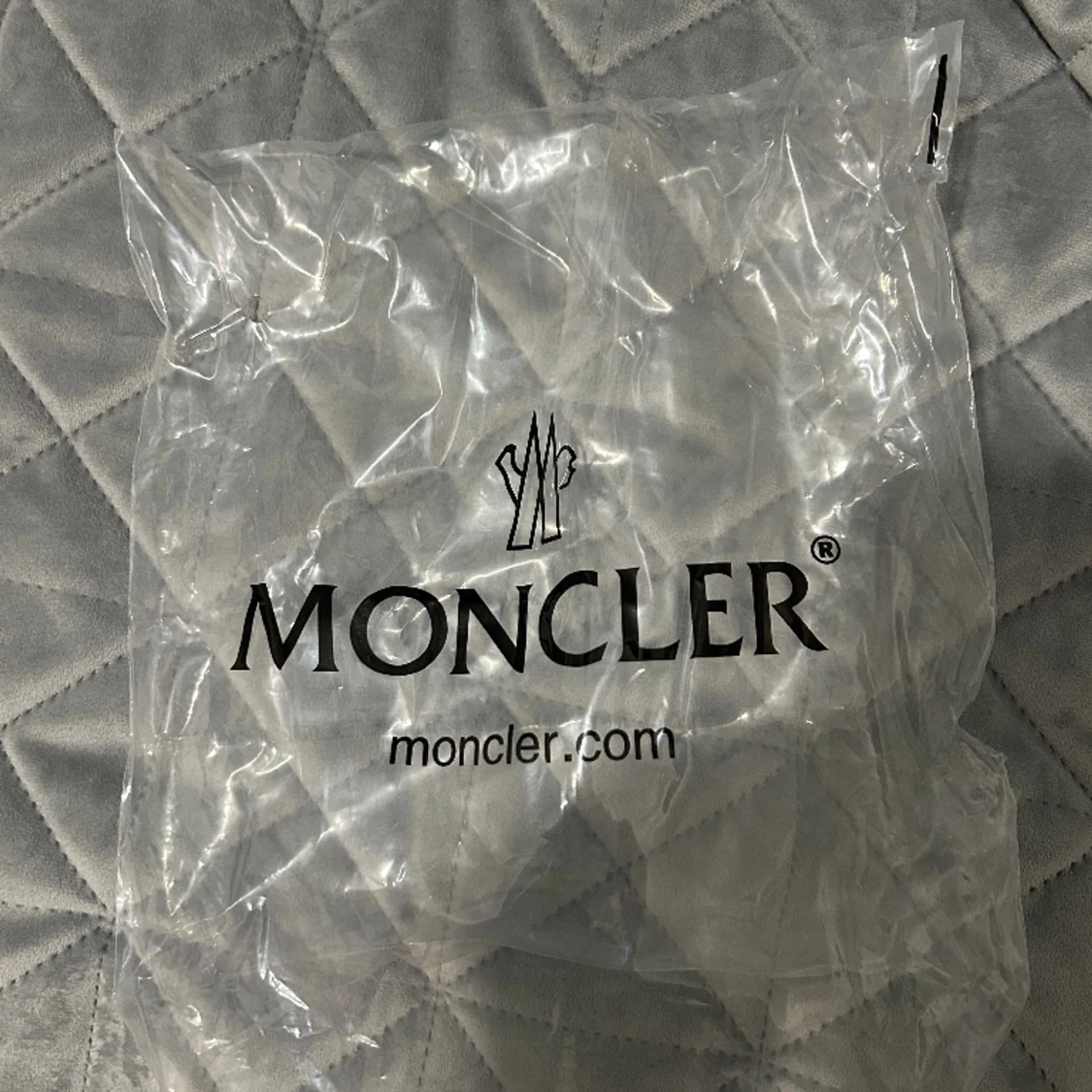 Moncler mössa - 90