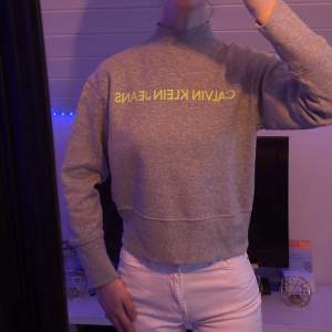 Fin Calvin Klein Sweatshirt med lite högre krage/ turtleneck